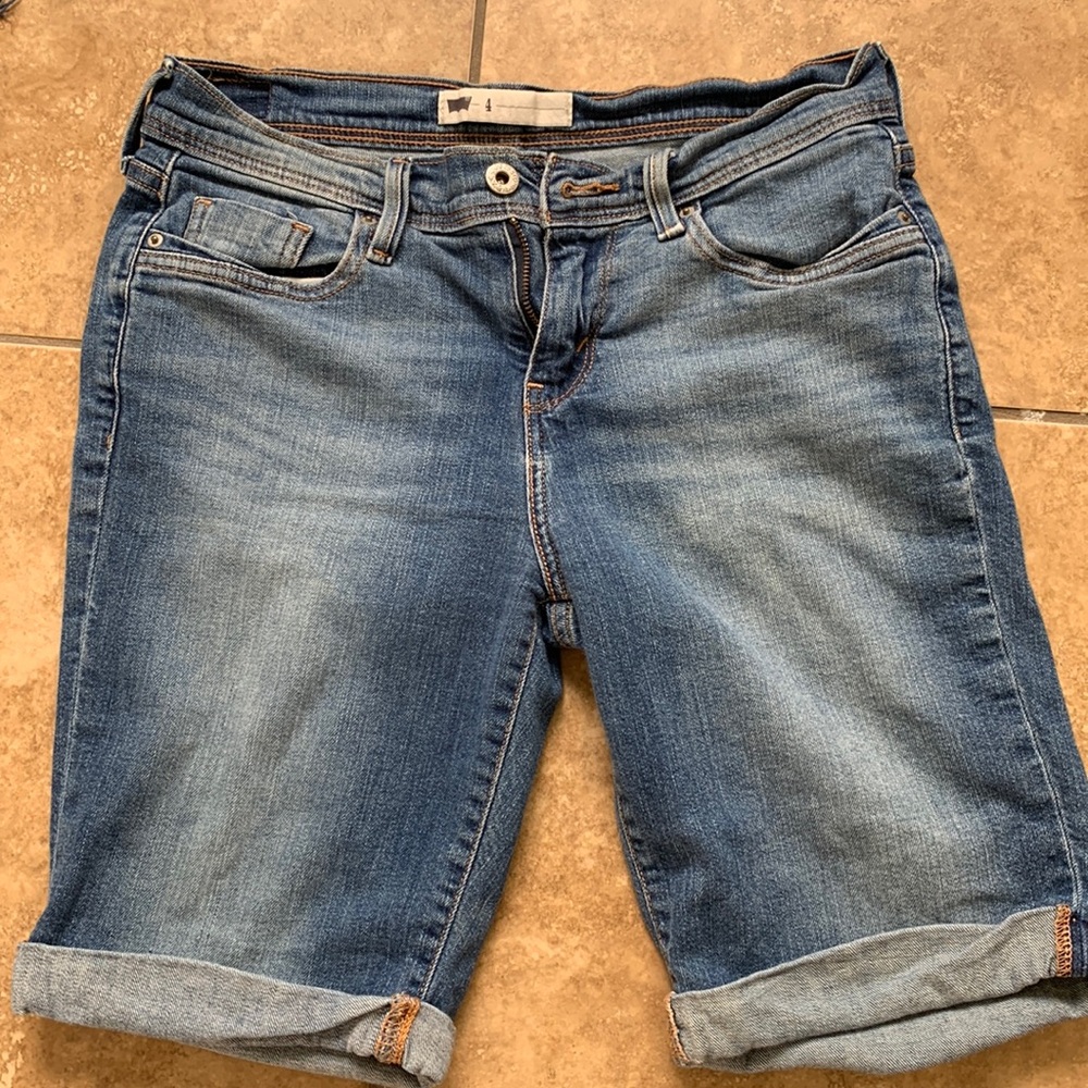 Levi’s women’s bermuda size 4 jean shorts